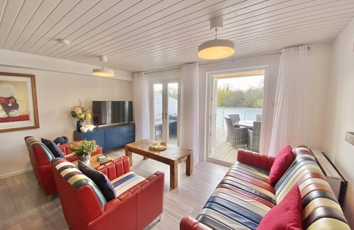South Cerney Cabin | Stunning Completely Refurbished Lakeside Lodge - Sleeps 6