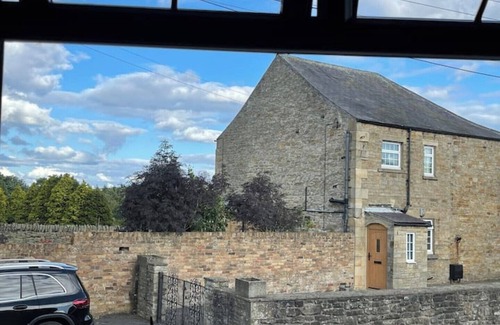 Frosterley Cottage | Stunning Cottage with Log Burner-King Bed-Parking