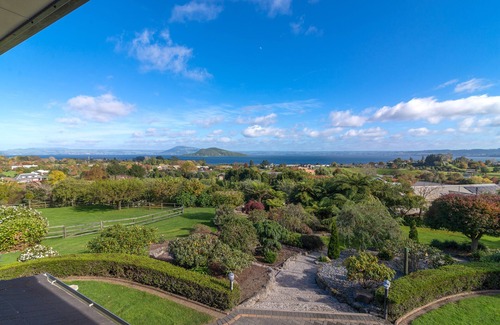 Tikitere House | Stunning country estate, 2 acres of manicured gardens & breathtaking lake views