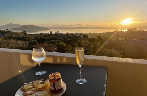 Tikitere House | Stunning country estate, 2 acres of manicured gardens & breathtaking lake views