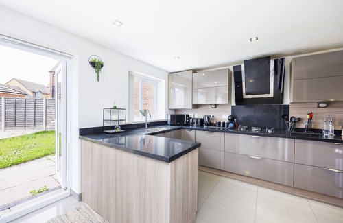 Gamston House | Stunning Coventry House for the Larger Group with Parking and Hot Tub