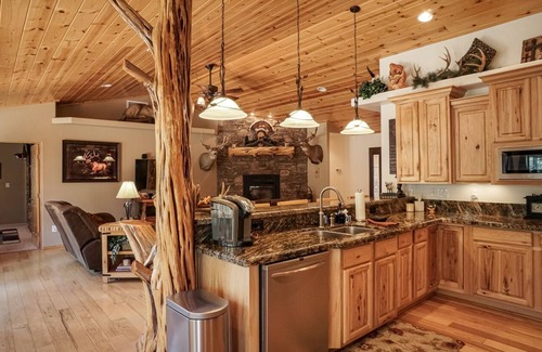 Show Low Cabin | STUNNING CUSTOM BUILT CABIN ON LARGE FENCED LOT WITH THEATER ROOM! PETS WELCOME