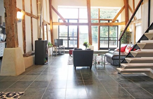 Ashford House | Stunning Detached Barn Conversion in great location
