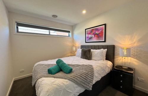 Dickson House | Stunning Dickson Luxe 3BR 2Bath Double Garage WiFi Brand New Home