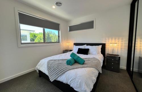Dickson House | Stunning Dickson Luxe 3BR 2Bath Double Garage WiFi Brand New Home