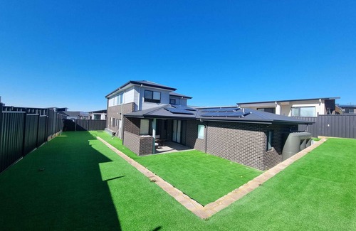 Taylor House | Stunning Double Storey House With 5 Bedrooms