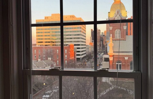Quality Hill Apartment | Stunning Downtown Views+Parking