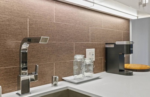 Historic Core Apartment | Stunning DTLA Gem 2bed w/pool, gym, & parking