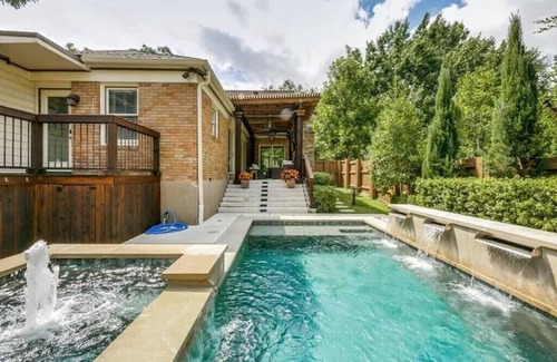 Hollywood - Santa Monica House | Stunning E Dallas 3BR Pool Spa Fireplace Retreat