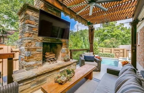 Hollywood - Santa Monica House | Stunning E Dallas 3BR Pool Spa Fireplace Retreat