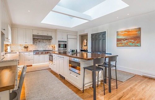 Stonington House | Stunning Estate with 7 bedrooms, private pool, tennis court and spacious gardens