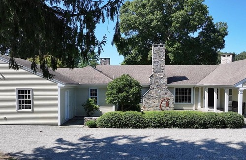 Stonington House | Stunning Estate with 7 bedrooms, private pool, tennis court and spacious gardens