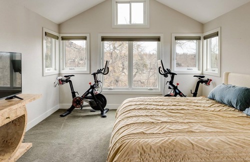 Lower Arapahoe House | Stunning Family Home on Boulder Creek, set on private lane between CU & Pearl St