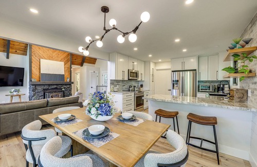 Blue Jay Cabin | Stunning Forest Views: Luxury Lake Arrowhead Cabin