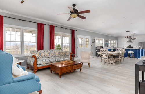 Berryville Villa | Stunning Former Winery With Mountain Views