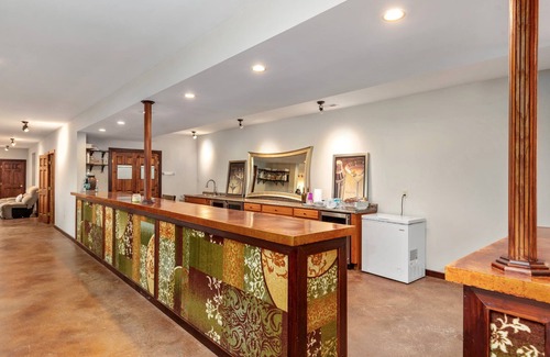 Berryville Villa | Stunning Former Winery With Mountain Views
