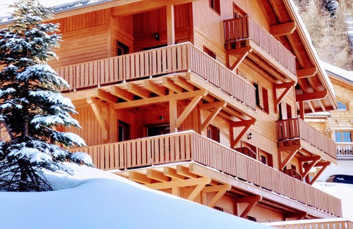 La Roche Apartment | stunning views, warm & cosy, great kitchen & free internet with amazing skiing!