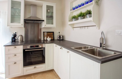 Neffies Apartment | Stunning Gite with Private Pool and Large Garden