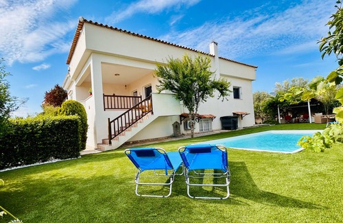 Kato Diminio Villa | Stunning Greek villa w/private pool & sea view - 4min walk to beach, sleeps 2-7