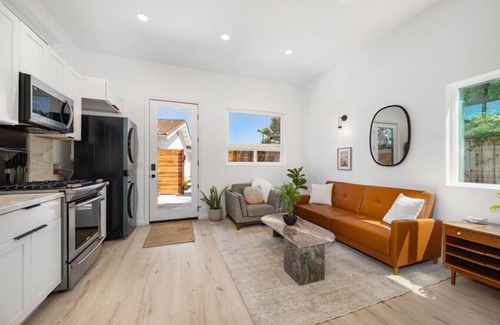 Santa Maria House | Stunning Guesthouse with Private Entry & Courtyard
