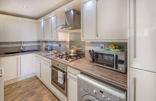 Tweedmouth Apartment | Stunning harbour side Gold graded apartment for two with secure parking
