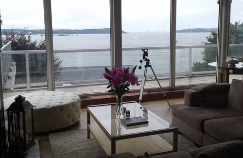 Cobh Villa | Stunning Harbour Views, Huge Terrace for al fresco dining & BBQ