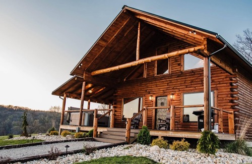 New Plymouth Cabin | Stunning Hocking Hills Views, Huge Skies ~ Sauna, Pet Friendly, Hot Tub, WiFi