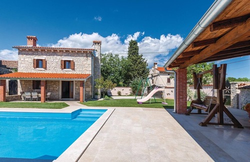 Divsici House | Stunning home in Divsici with kitchen