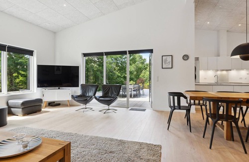 Farvang House | Stunning home in Fårvang with WiFi