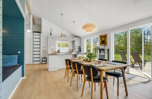Farvang House | Stunning home in Fårvang with WiFi