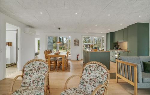 Farvang House | Stunning Home In Fårvang With Wifi