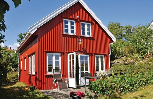 Flekkerøy House | Stunning home in Flekkerøy with kitchen
