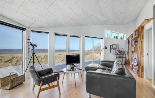 Hojslev House | Stunning Home In Højslev With Kitchen