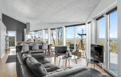 Hojslev House | Stunning Home In Højslev With Kitchen
