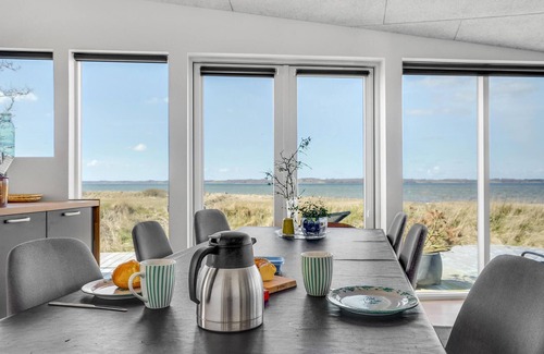 Hojslev House | Stunning home in Højslev with kitchen