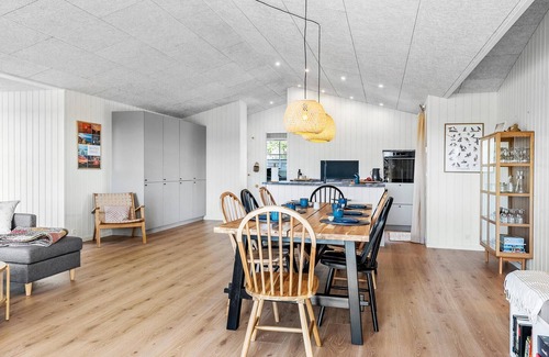 Bratten Strand House | Stunning home in Jerup with sauna