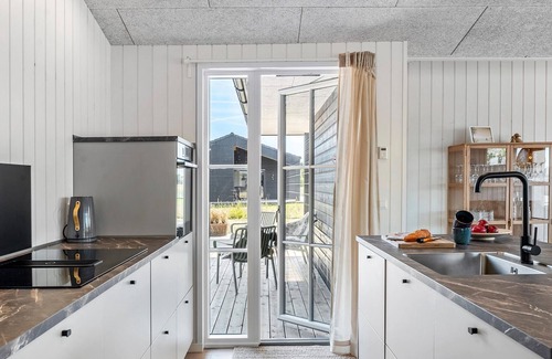 Bratten Strand House | Stunning home in Jerup with sauna