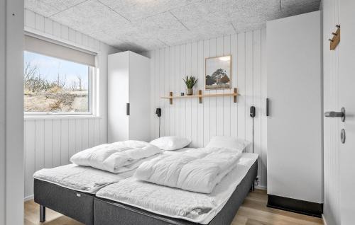 Hjarbæk House | Stunning Home In Løgstrup With Kitchen