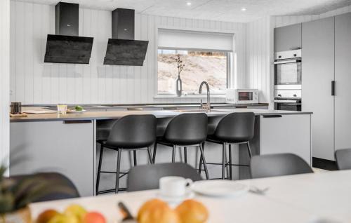 Hjarbæk House | Stunning Home In Løgstrup With Kitchen