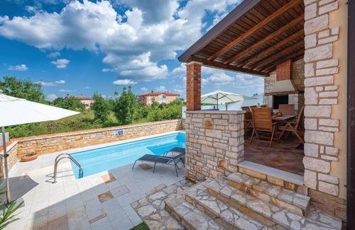 Lovrecica House | Stunning home in Lovrecica with WiFi