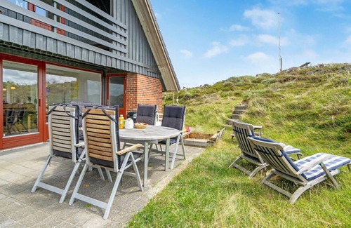 Grærup Strand House | Stunning home in Oksbøl with kitchen