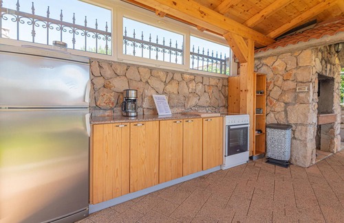 Pirovac House | Stunning home in Pirovac with kitchen