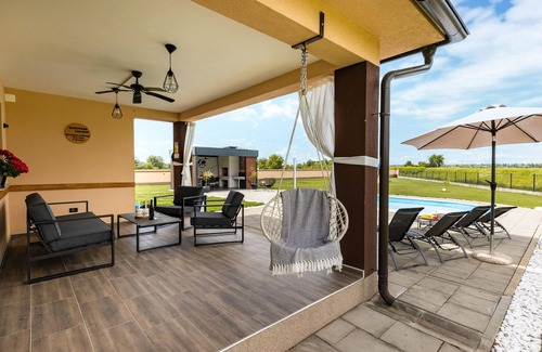 Pitomaca House | Stunning home in Pitomaca with WiFi