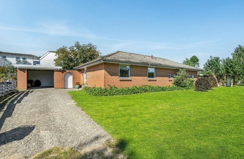 Sæby House | Stunning home in Sæby with kitchen