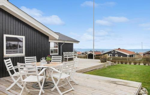Grønninghoved Strand House | Stunning Home In Sjølund With Kitchen