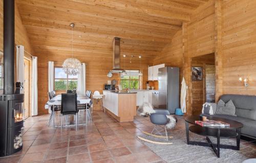 Vinderup House | Stunning Home In Vinderup With Kitchen