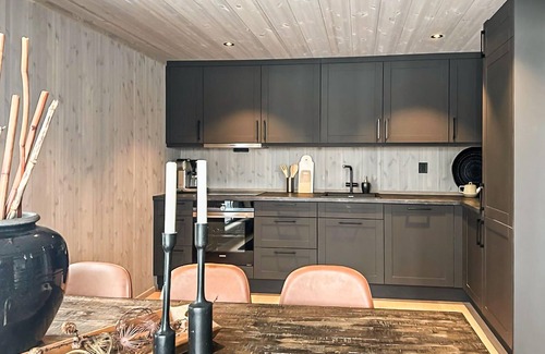 Vinje House | Stunning home in Vinje with WiFi