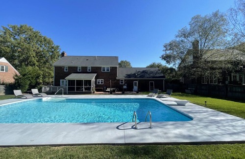 High Point House | Stunning home located in the heart of the Triad with an immaculate outdoor area and updated furnishings.