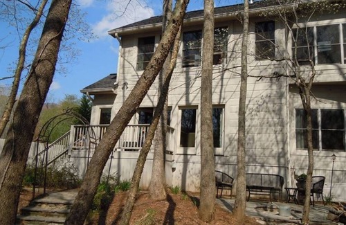Hiawassee House | STUNNING HOME ON BABBLING FODDER CREEK