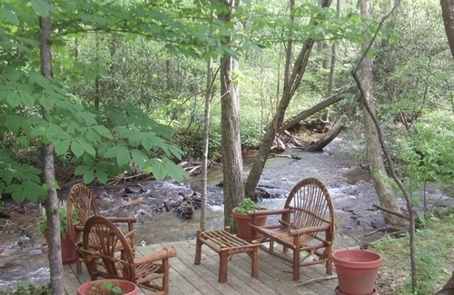 Hiawassee House | STUNNING HOME ON BABBLING FODDER CREEK